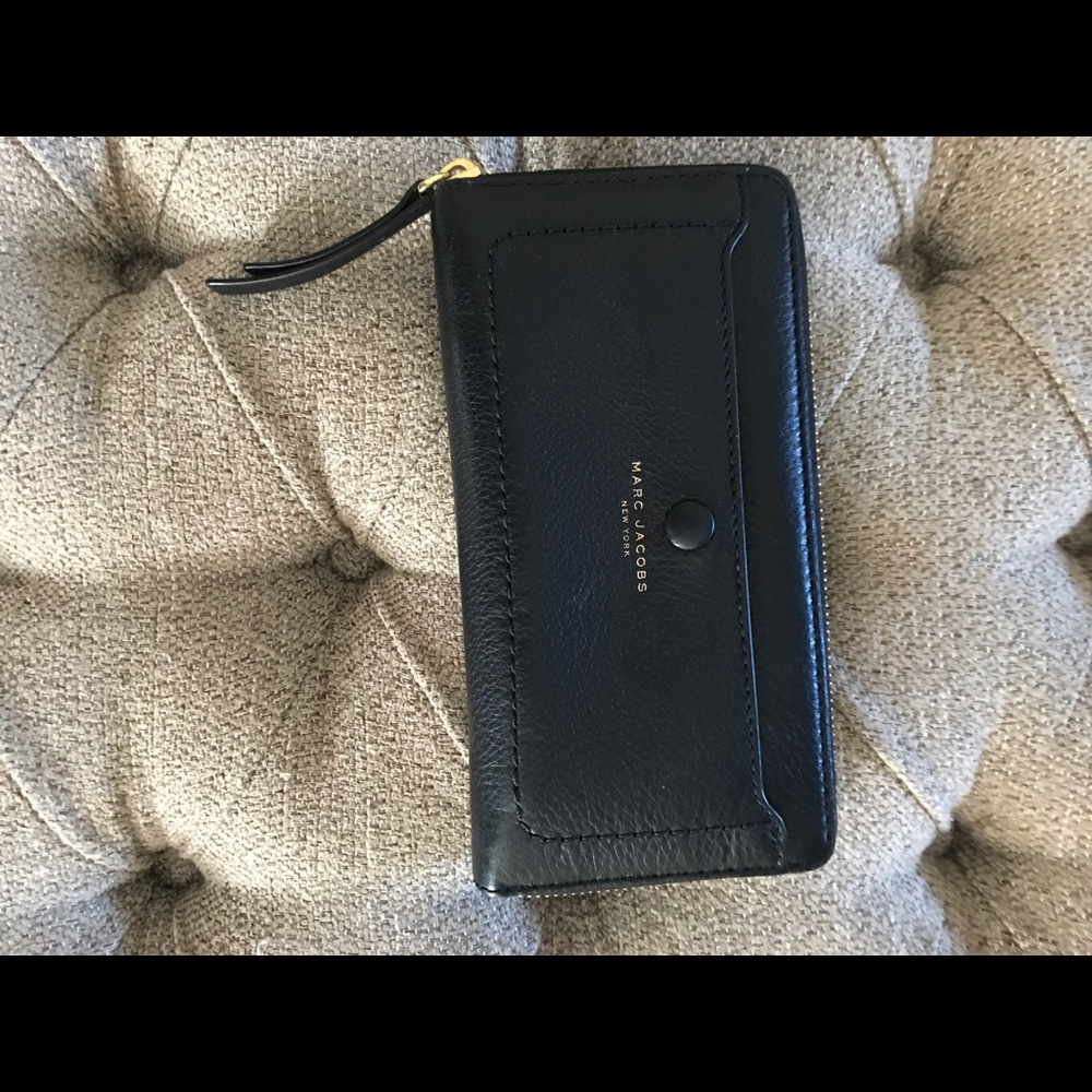 Marc Jacobs zip around wallet